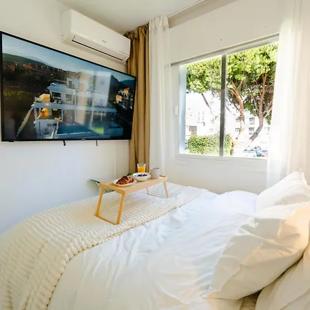 Penthouse 5 Min From The With Balcony And Pool Access * Μαρμπέλλα