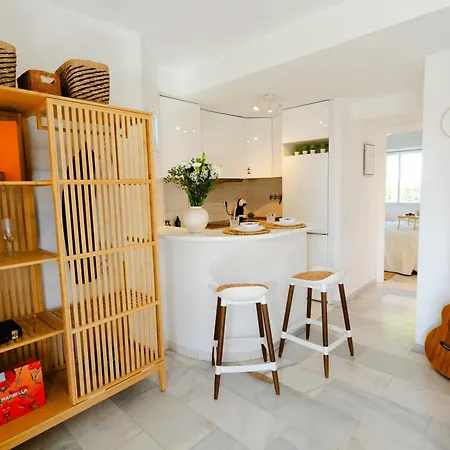 Penthouse 5 Min From The With Balcony And Pool Access Μαρμπέλλα