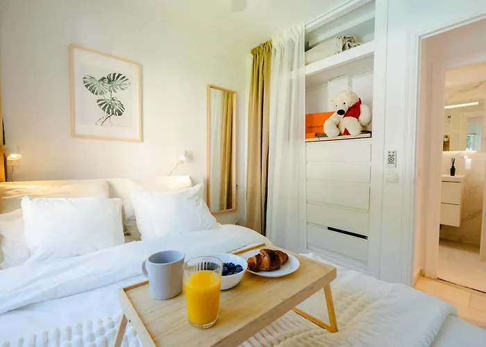 Penthouse 5 Min From The With Balcony And Pool Access