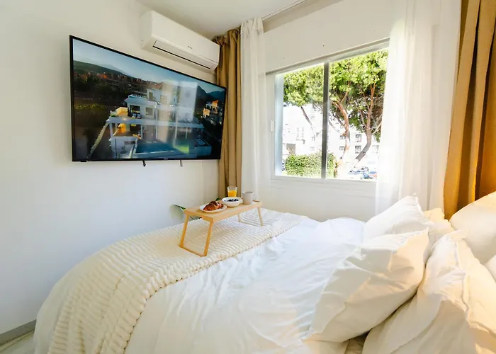 Penthouse 5 Min From The With Balcony And Pool Access * ماربيا