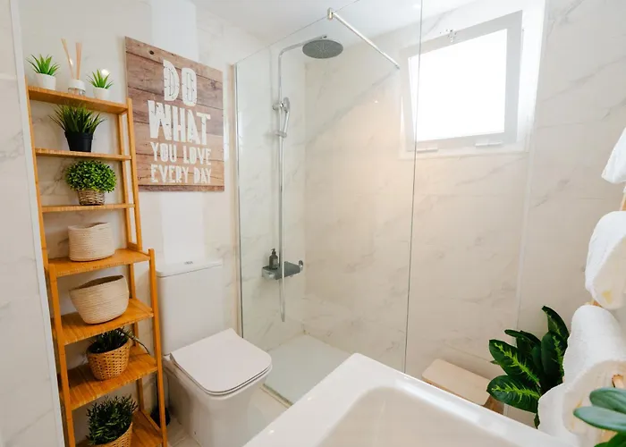 Penthouse 5 Min From The With Balcony And Pool Access