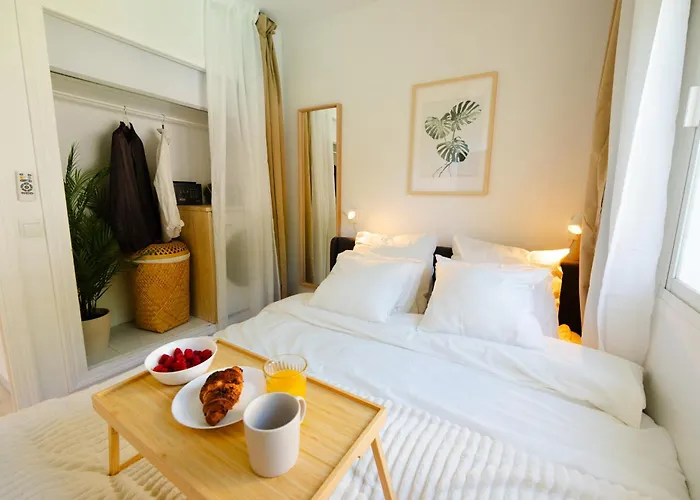 Penthouse 5 Min From The With Balcony And Pool Access شقة