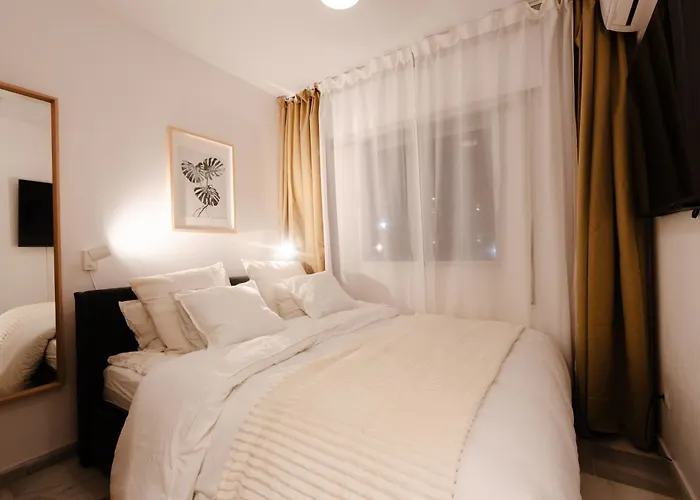 Penthouse 5 Min From The With Balcony And Pool Access ماربيا