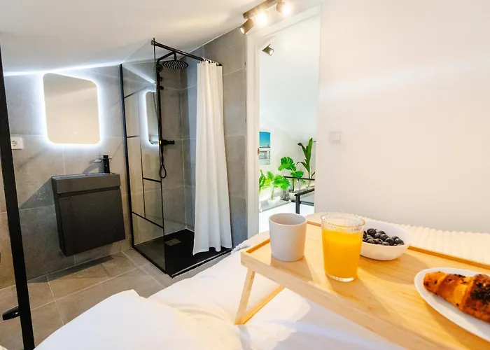 Penthouse 5 Min From The With Balcony And Pool Access * ماربيا